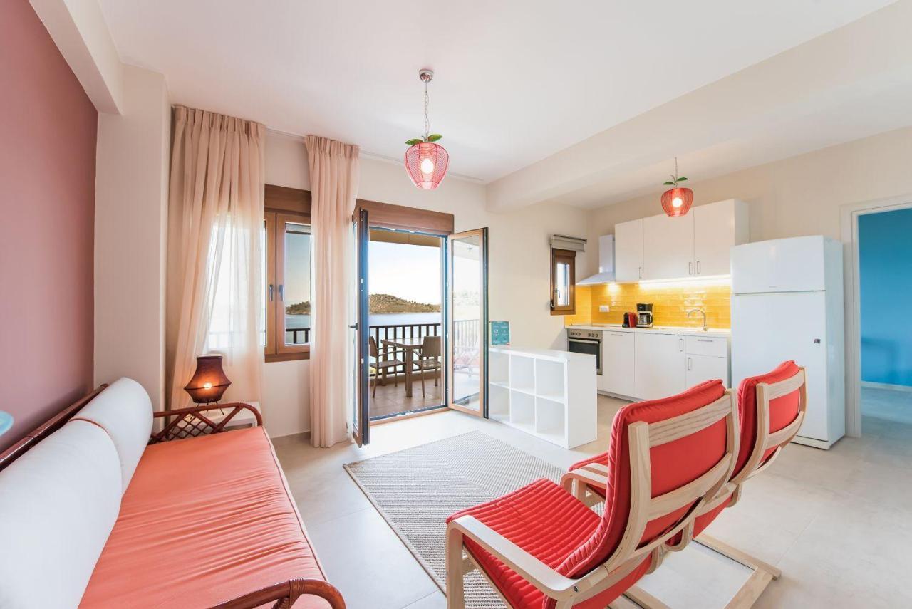 אורמוס פנגיאס Nereus & Oceanus Beachfront Apartments, Lagonisi Beach #Feelslikehome מראה חיצוני תמונה