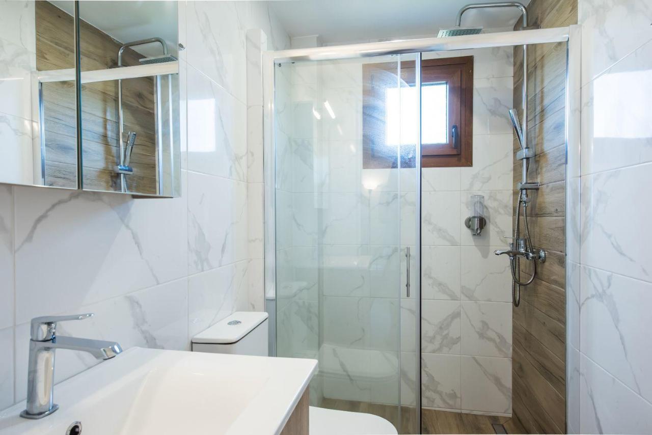 אורמוס פנגיאס Nereus & Oceanus Beachfront Apartments, Lagonisi Beach #Feelslikehome מראה חיצוני תמונה